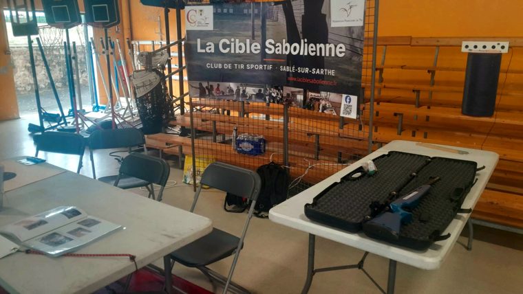 Le stand de La Cible Sabolienne au forum, carabines laser présentées sur la table