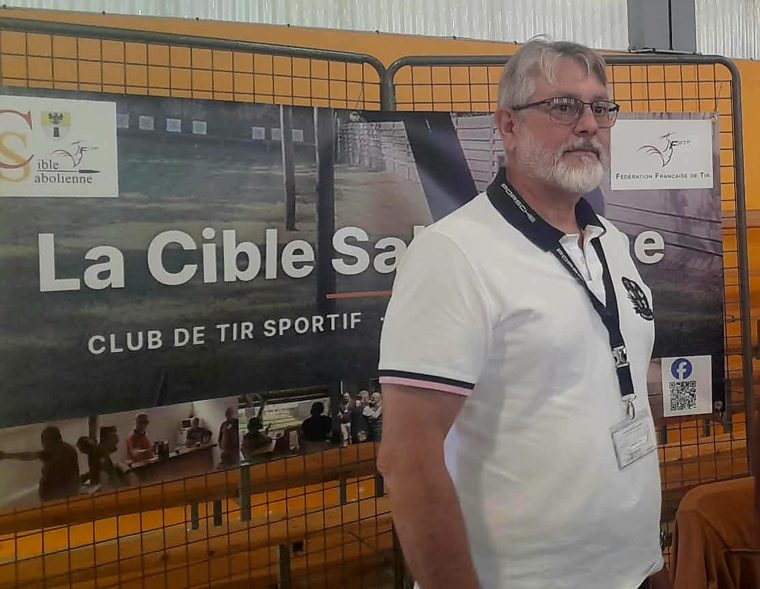 Un bénévole de La Cible Sabolienne au stand du forum des associations
