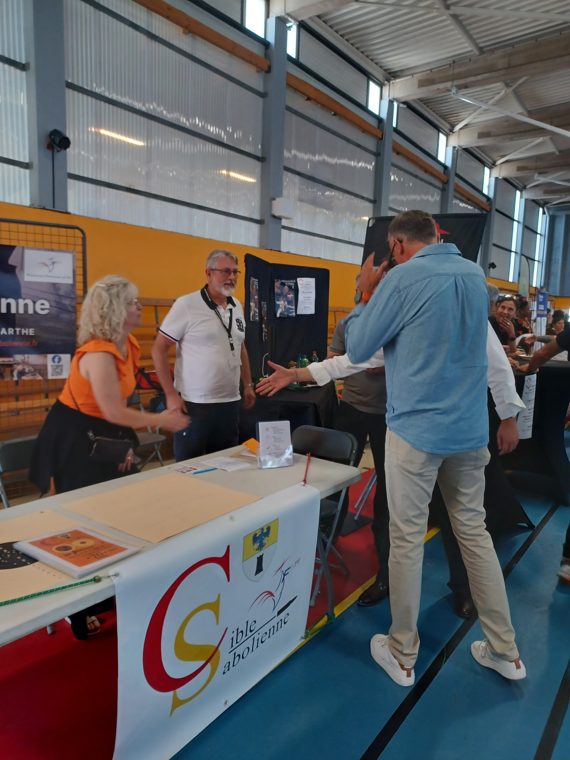 Le stand de La Cible Sabolienne installé au grand gymnase Anjou