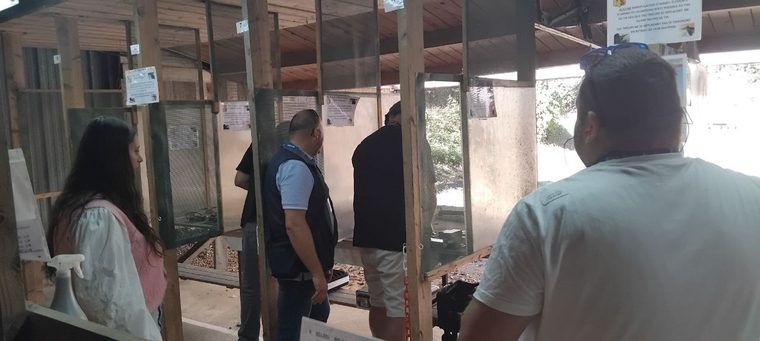 Visiteurs accompagnés par les encadrants du club au pas de tir 25 mètres