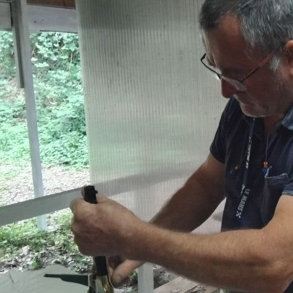 Chargement par la bouche d'une arme à poudre noire