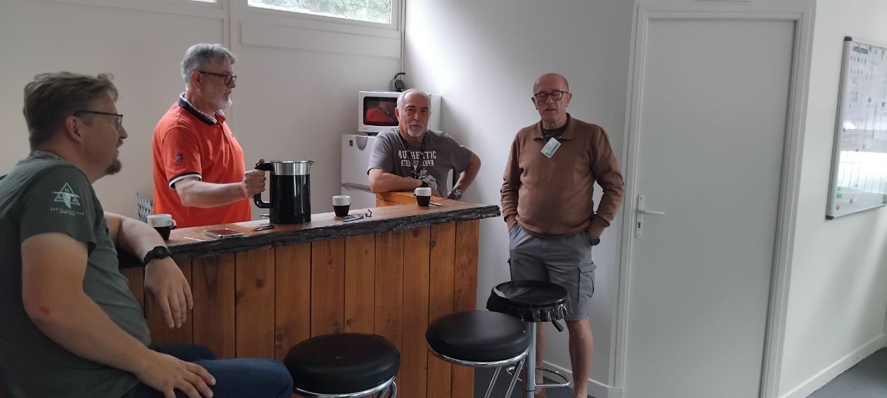 Adhérents réunis autour du bar du Club House