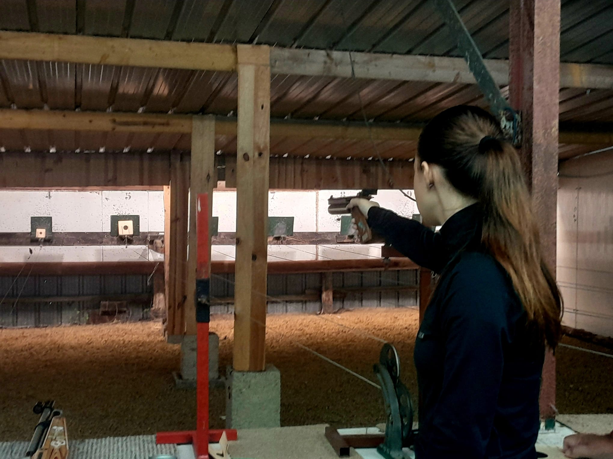 Tireuse au pistolet sur le pas de tir