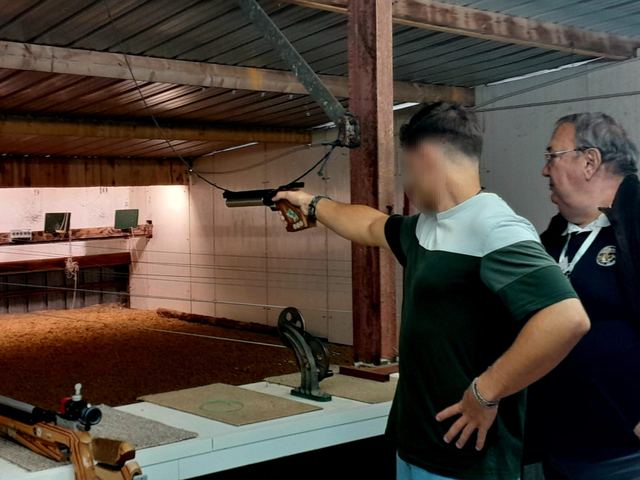 Découverte de l'arme de poing au pas de tir 25 mètres, sous le contrôle d'un encadrant