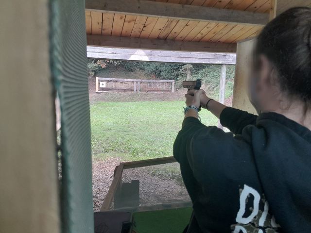 Tir au pistolet vers les cibles extérieures